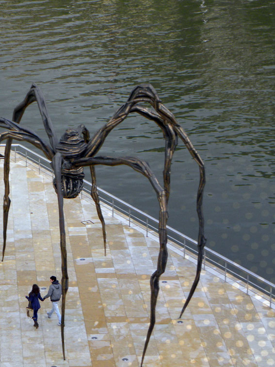 “Maman” de Louise Bourgeois. Recordando a Louise Bourgeois. Fotomontaje. Luna. 2010.