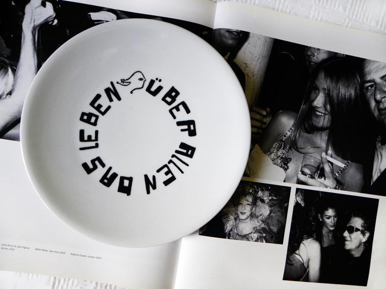 Über Allen Das Leben. Plato de cerámica pintado a mano. 2010.