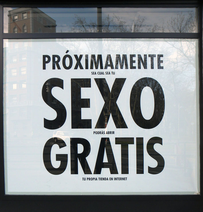 Coming soon. Publicidad para ver de lejos. Fotografía tomada en Bilbao. 2011.