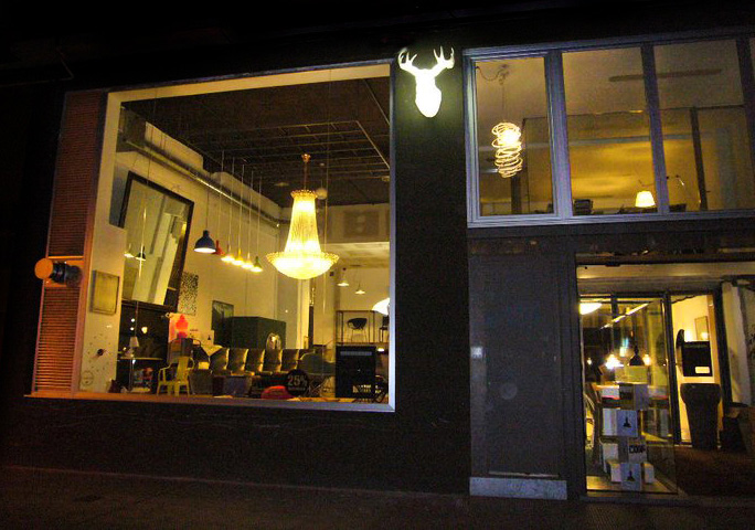 Moo iluminado en showroom otraformadeverlascosas