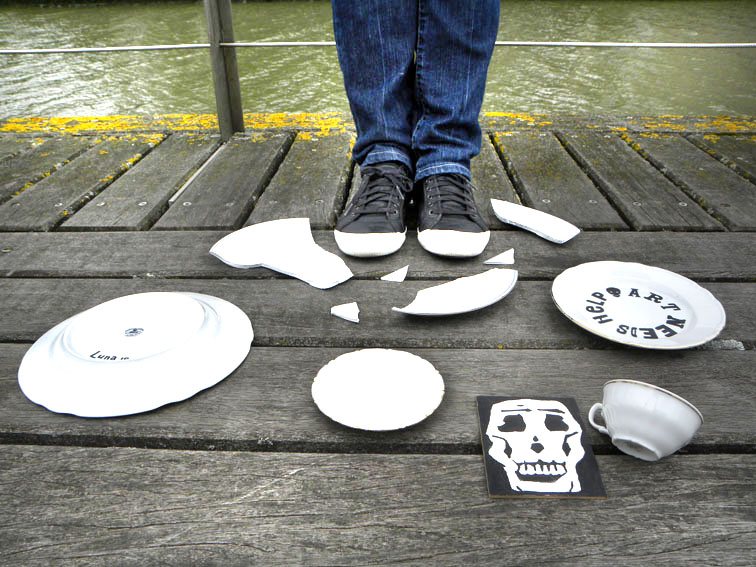 Art Needs Help. Fotografía Joseba Egaña. Paseo de Abandoibarra. 2011.