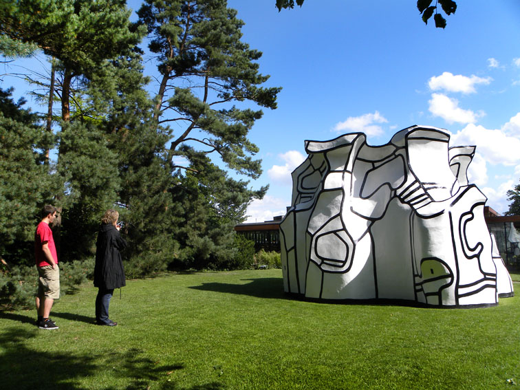 Paseo por el parque de esculturas