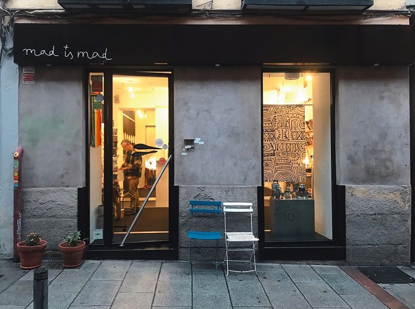 Aintzane De Luna en la exposición colectiva 'Felices Años 20' en la Galería Mad is Mad