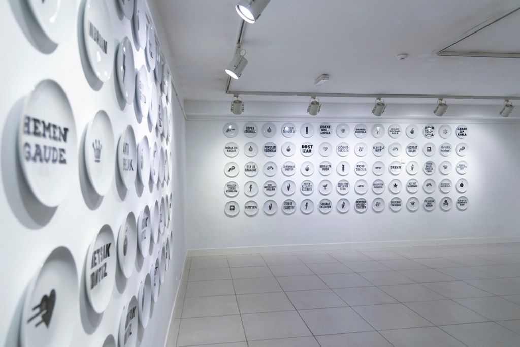 'Berri Txarrak, Berri Onak', instalación de la artista Aintzane De Luna