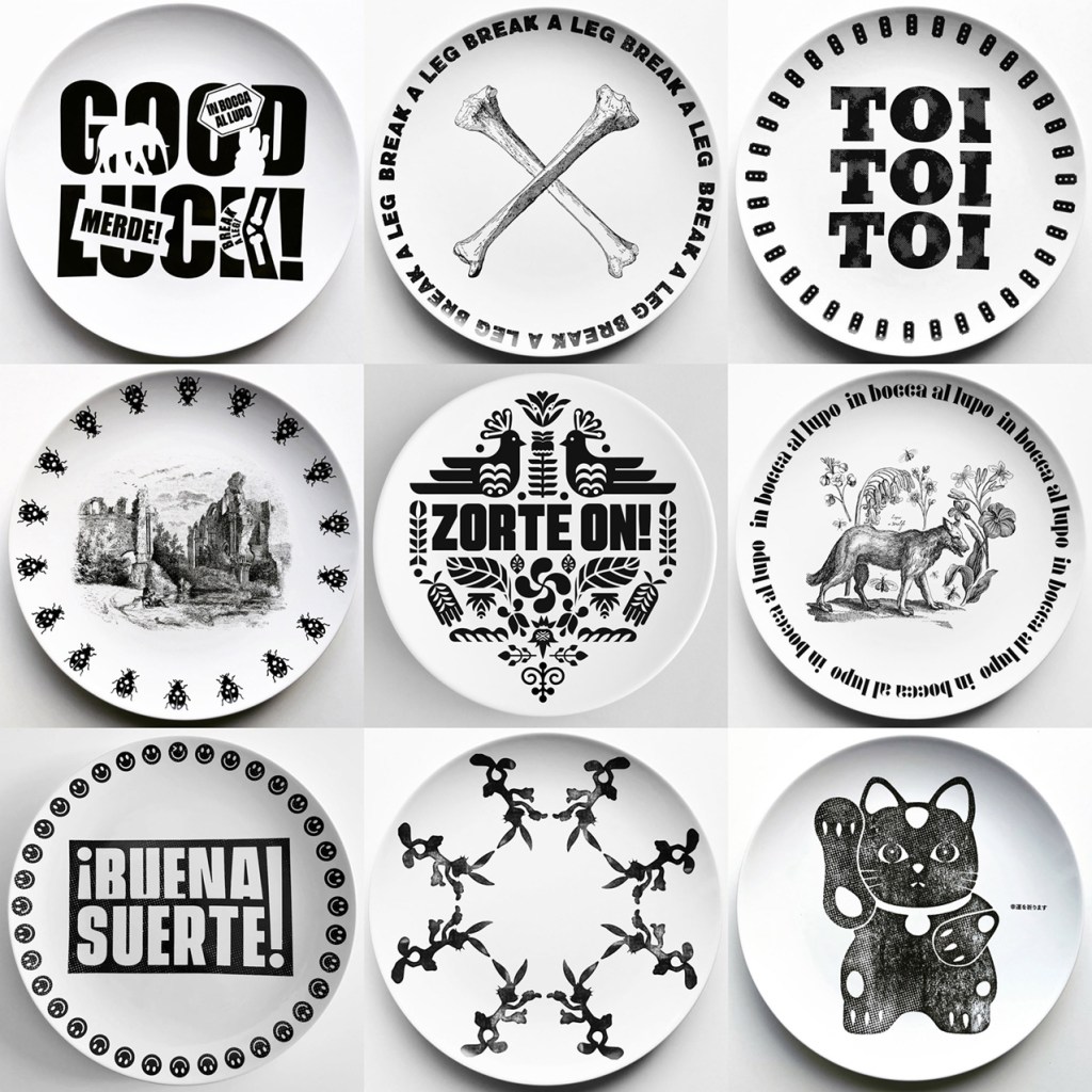 Aintzane De Luna en la exposición colectiva 'Arte Non-nahi' en las marquesinas de Bilbao