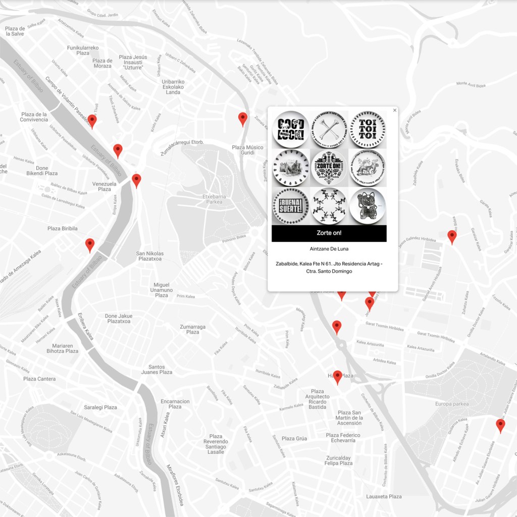 Aintzane De Luna en la exposición colectiva 'Arte Non-nahi' en las marquesinas de Bilbao