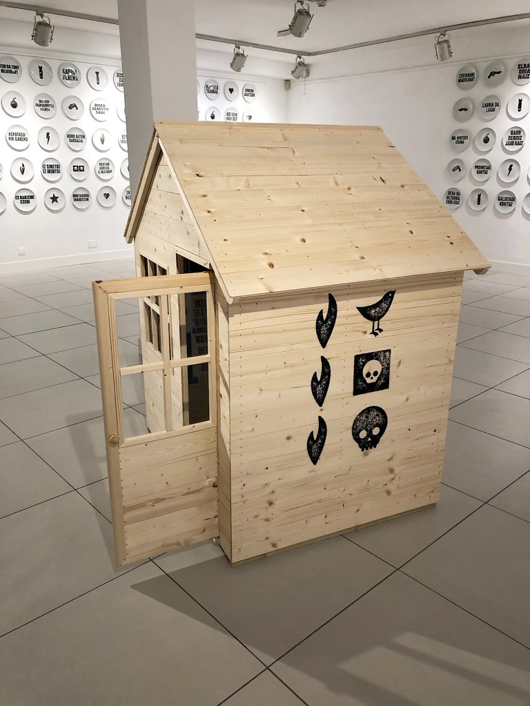 'Berri Txarrak, Berri Onak', instalación de la artista Aintzane De Luna