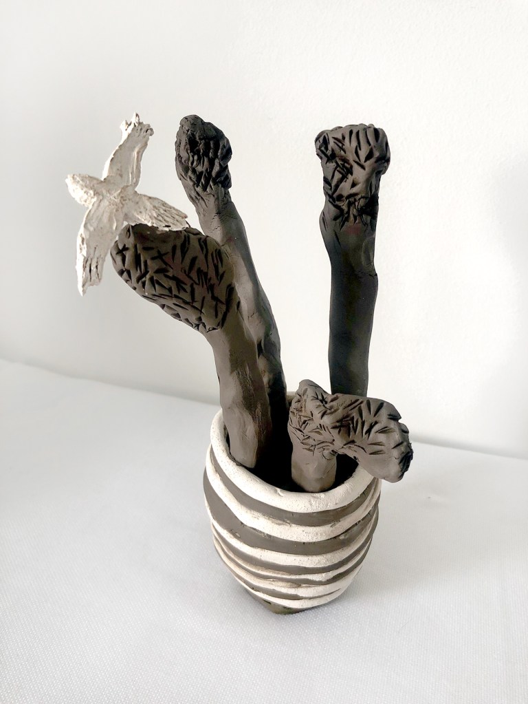 Aintzane De Luna en la exposición La Enredadera II organizada por Raquel Asensi