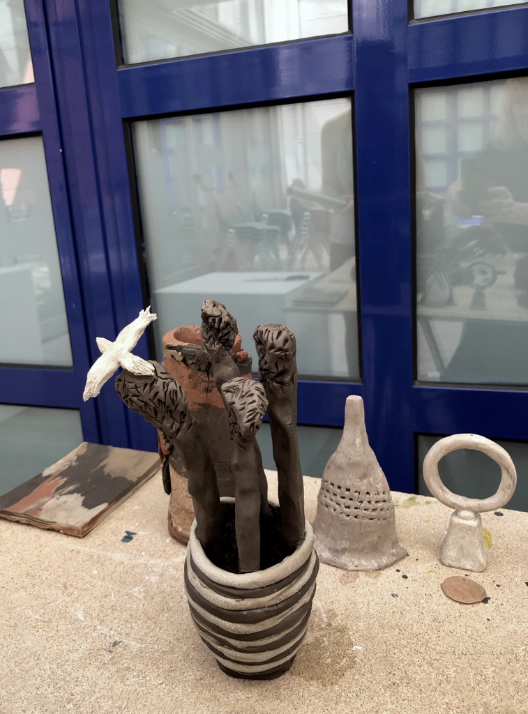 Aintzane De Luna en la exposición La Enredadera II organizada por Raquel Asensi