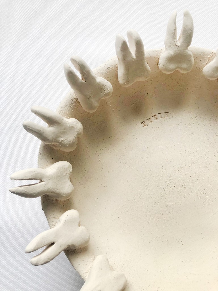 Aintzane De Luna en la exposición La Enredadera II organizada por Raquel Asensi