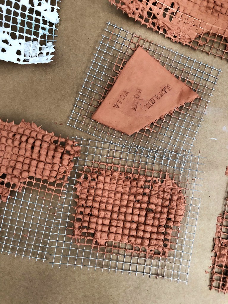 Aintzane De Luna en la exposición La Enredadera II organizada por Raquel Asensi