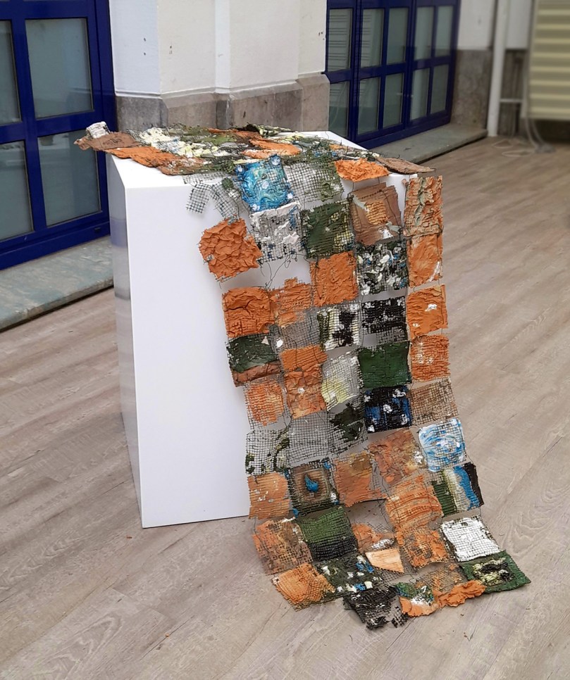 Aintzane De Luna en la exposición La Enredadera II organizada por Raquel Asensi