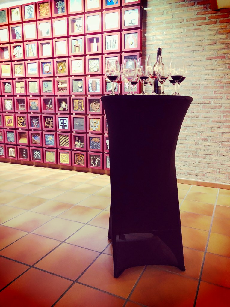 Cata en las bodegas #ENATE de la artista ganadora Aintzane De Luna