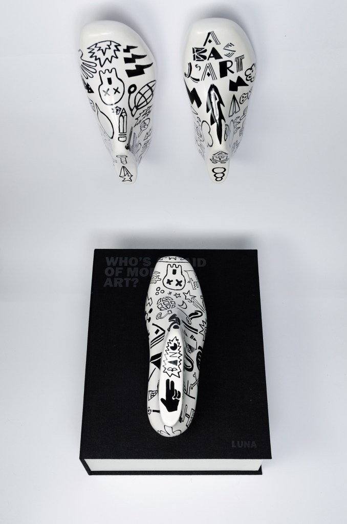 Instalación de porcelana «Down with Art! Who’s afraid of modern art?» de Aintzane De luna