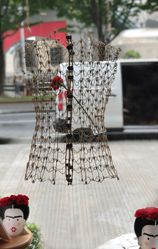 Aintzane De Luna en la exposición «(Casi) Todas las Fridas» en Espacio_Aerre